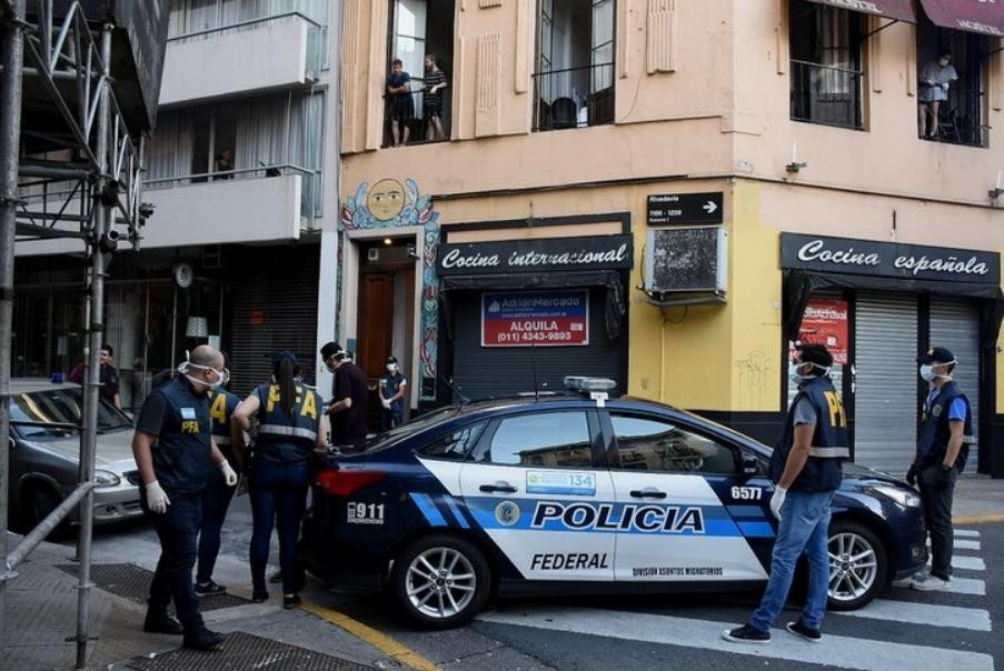 Detención franceses en hostel