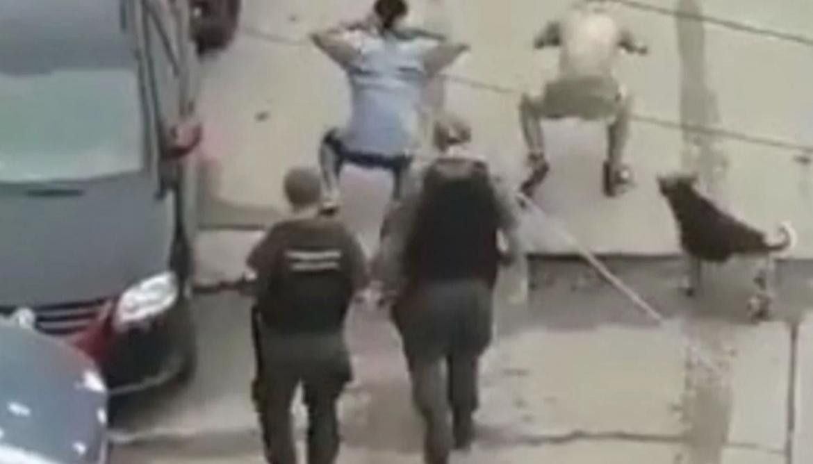 Gendarmes obligan a caminar en cuclillas a personas que no cumplen cuarentena