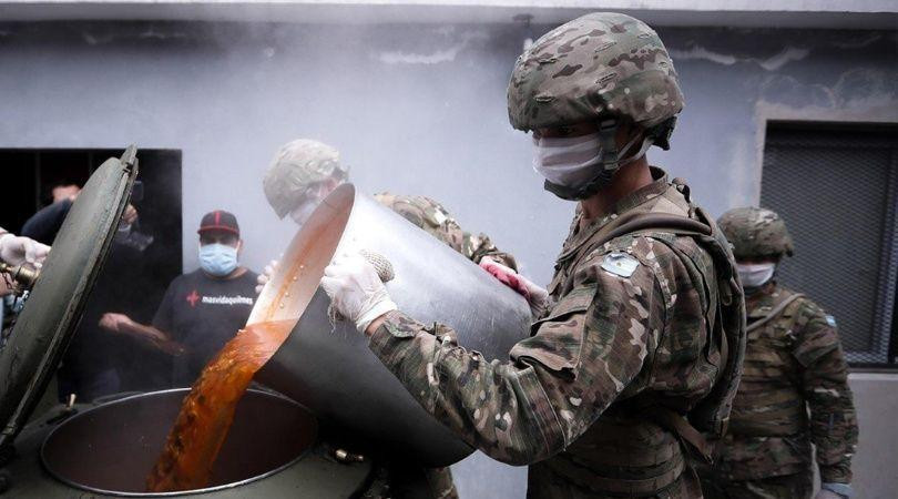 Coronavirus en Argentina, ejercito lleva comida a barrios carenciados