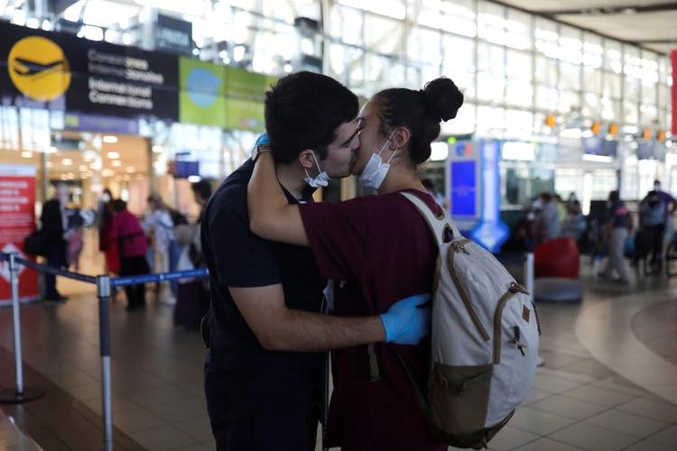 Coronavirus, Chile, pareja besándose con barbijos, Reuters