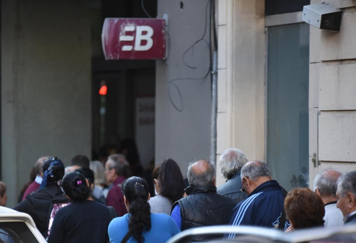 Fila de jubilados en bancos para cobrar jubilaciones