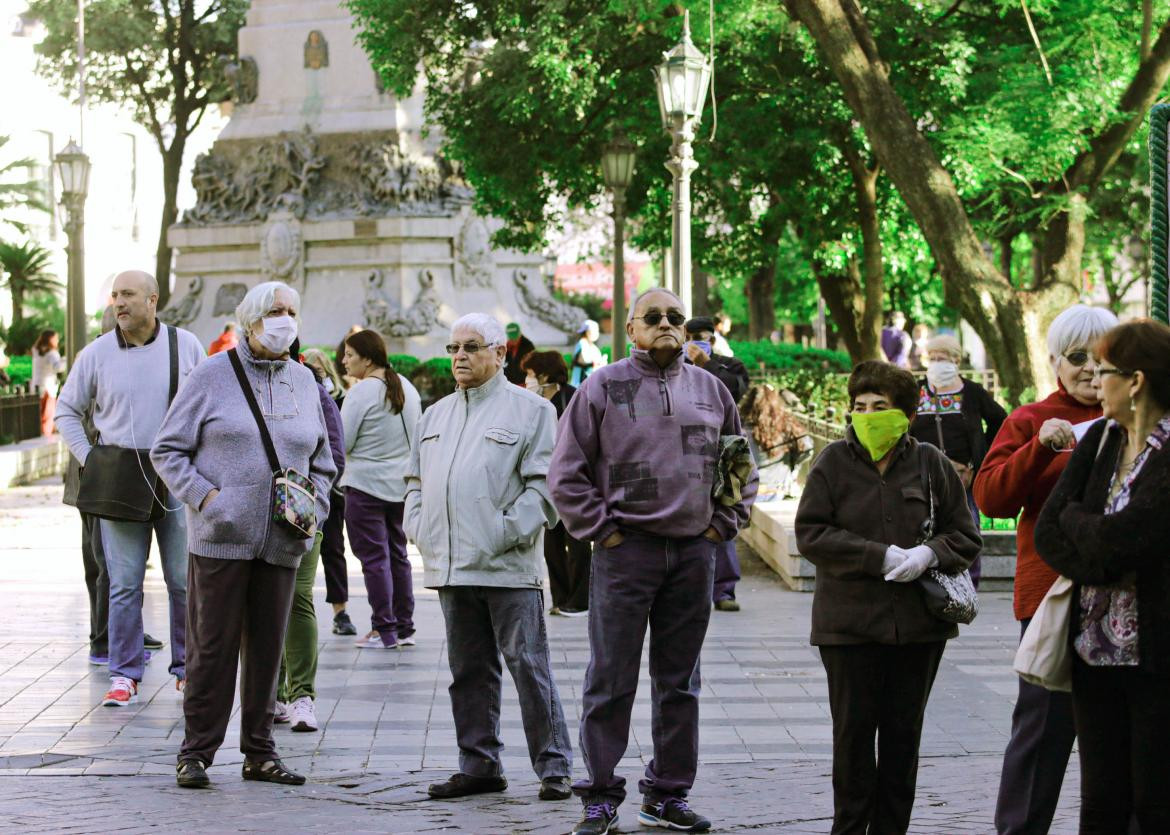 Colas en los bancos, cobro de jubilaciones, NA