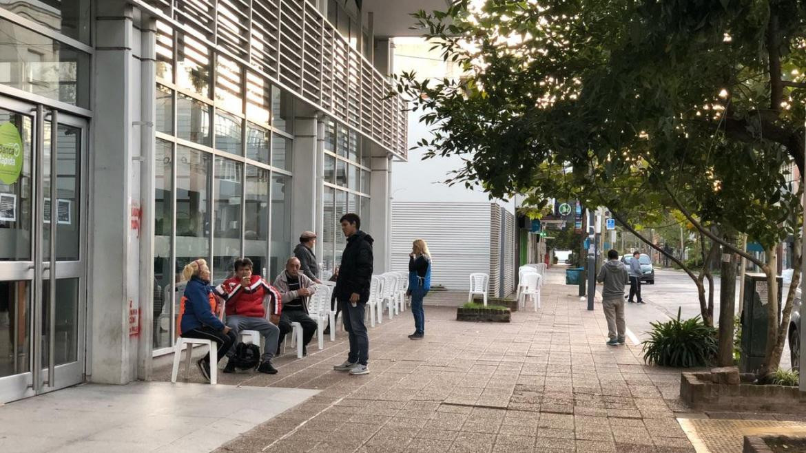 Colas en los bancos, cuarentena, cobra de jubilaciones