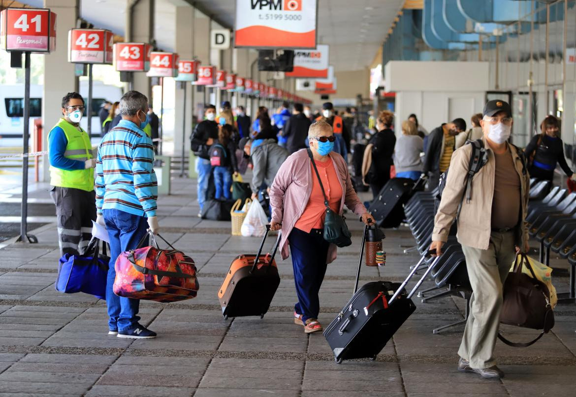 Pasajeros de un micro procedente de Paraguay salen de la terminal de ómnibus de Retiro para cumplir la cuarentena, Foto NA