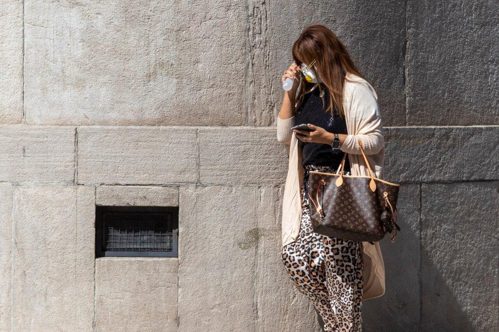 Coronavirus, Argentina, mujer en la calle con barbijo, NA