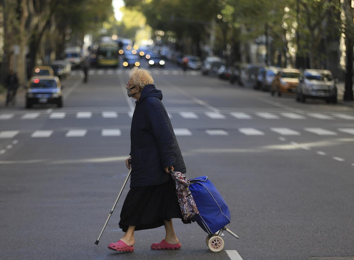 Coronavirus en Argentina, gente en las calles, NA