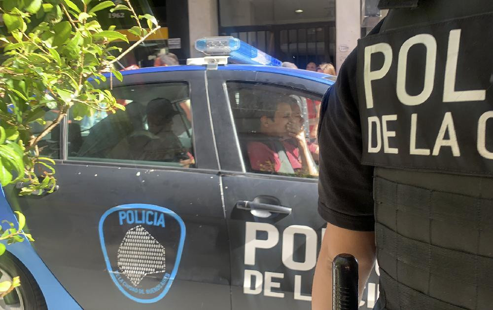 Femicidio, hombre detenido, policía, NA