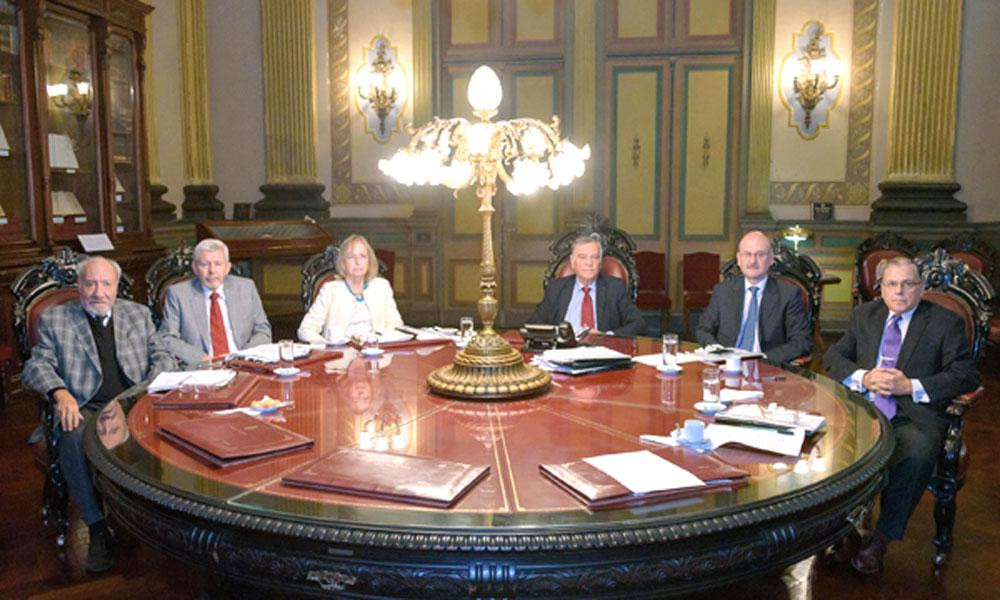 La Corte Suprema de Justicia de la provincia de Buenos Aires. De izquierda a derecha: Sergio Gabriel Torres, Luis Esteban Genoud, Daniel Fernando Soria (presidente), Eduardo Néstor de Lázzari, Eduardo Julio Pettigiani, Hilda Kogan.