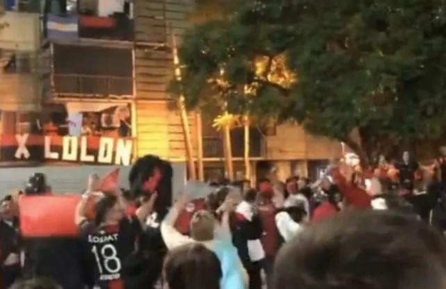 Coronavirus, hinchas de Colón violaron cuarentena, tiraron pirotecnia en la calle	