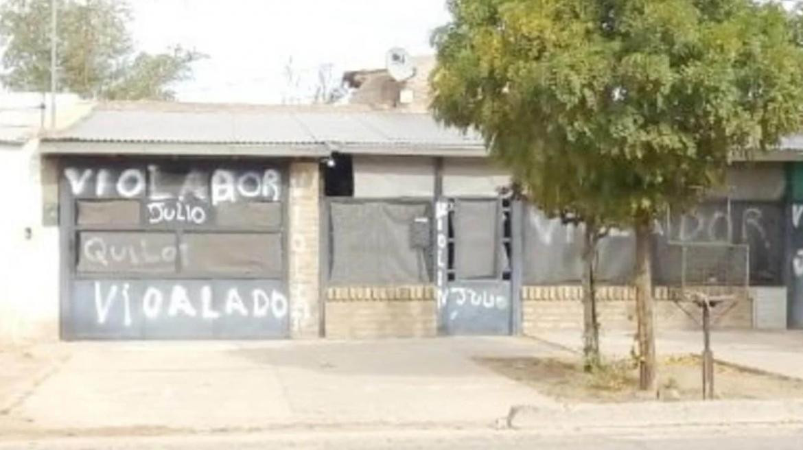 Los vecinos escracharon la casa del abusador, Neuquén