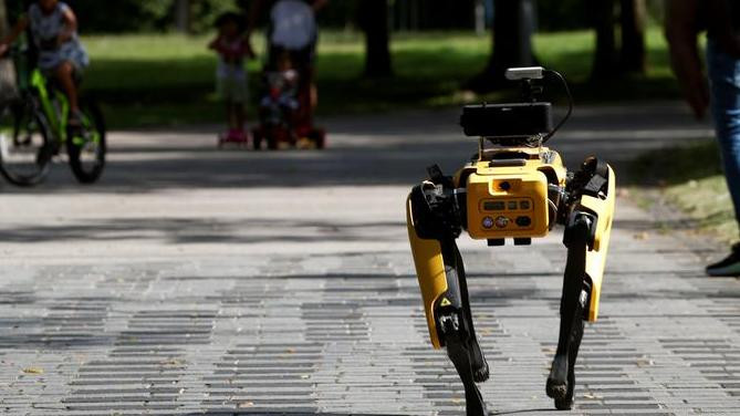 Coronavirus, Singapur, perro robot, Reuters