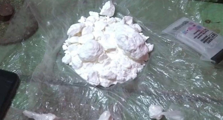 Cocaína encontrada en allanamiento, beba intoxicada