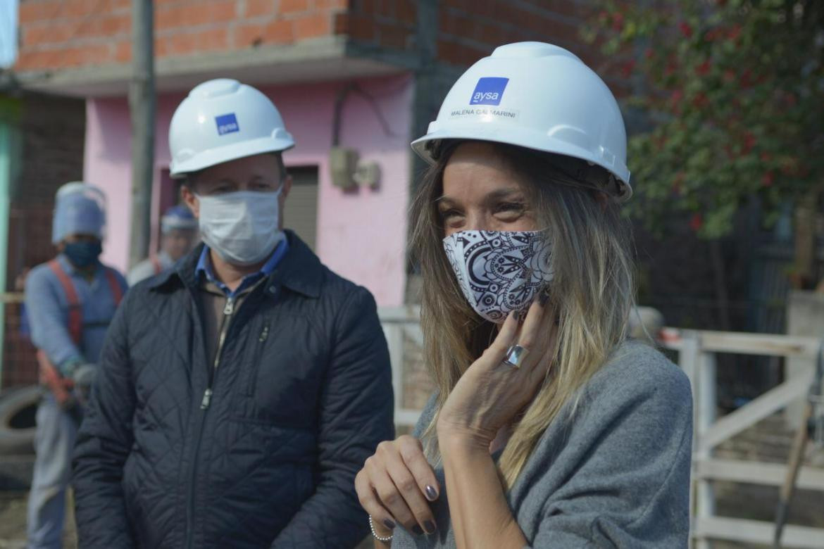 Malena Galmarini y Martín Insaurralde en obras de AYSA en Lomas de Zamora