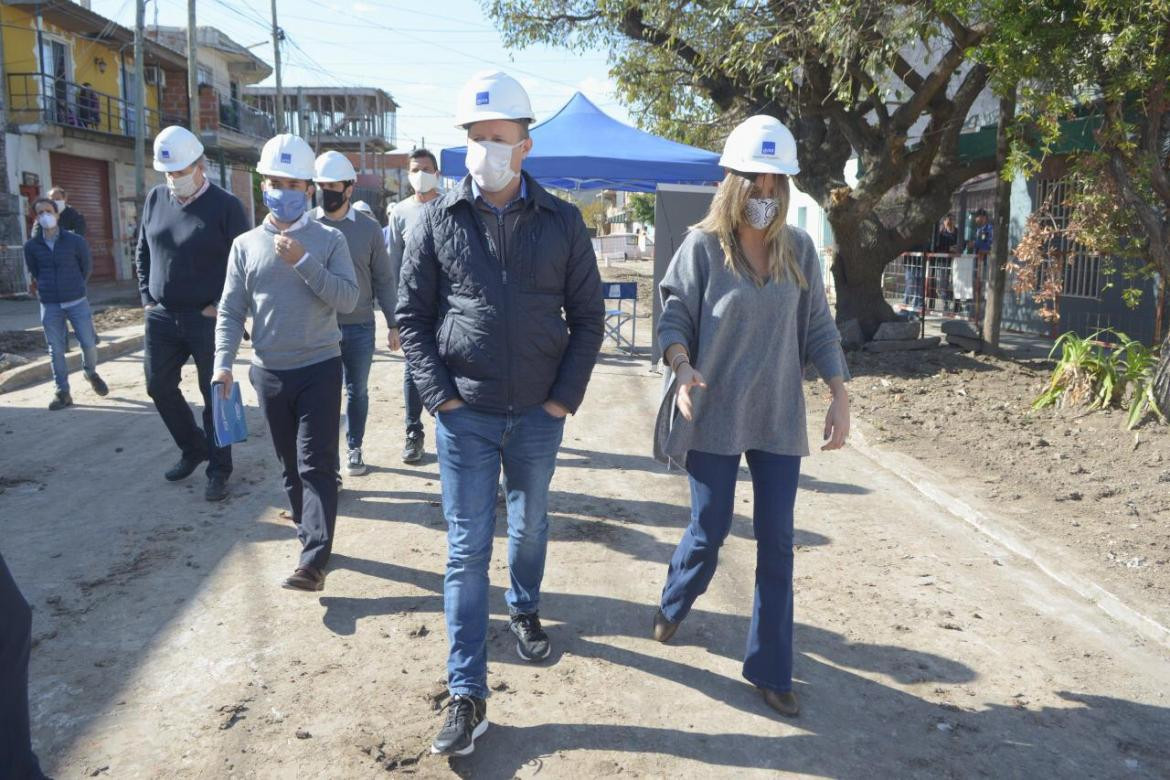 Malena Galmarini y Martín Insaurralde en obras de AYSA en Lomas de Zamora