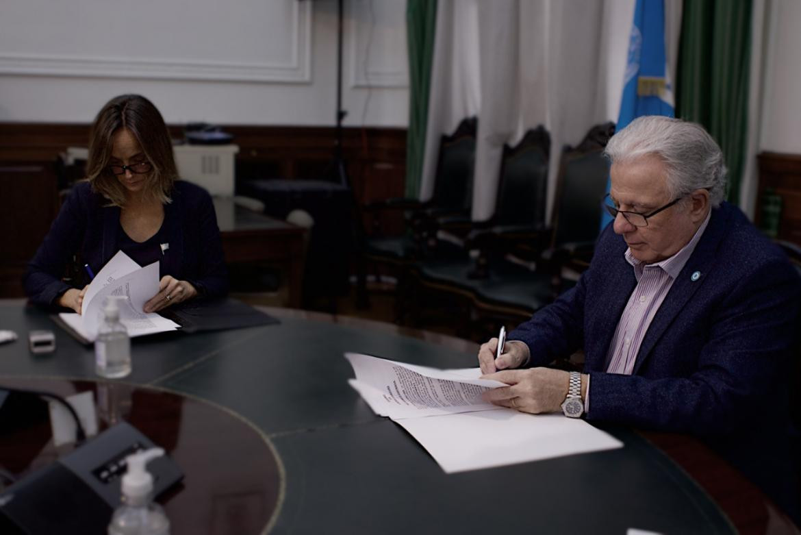 Firma de acuerdo entre Malena Galmarini y Alberto Barbieri 