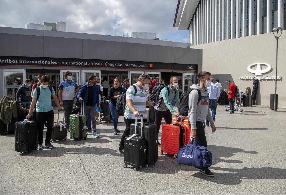 Coronavirus, Argentina, pasajeros en Ezeiza, NA