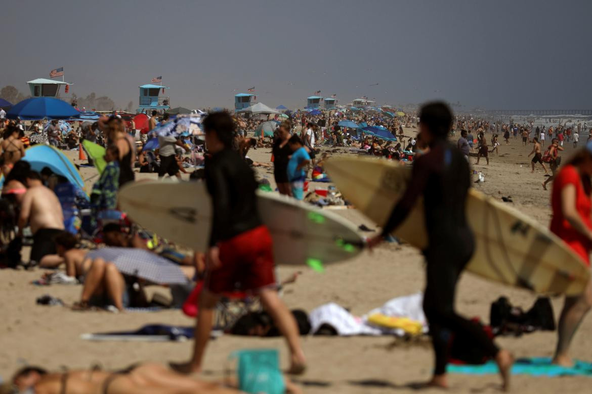 Personas en las playas de California, Estados Unidos, REUTERS