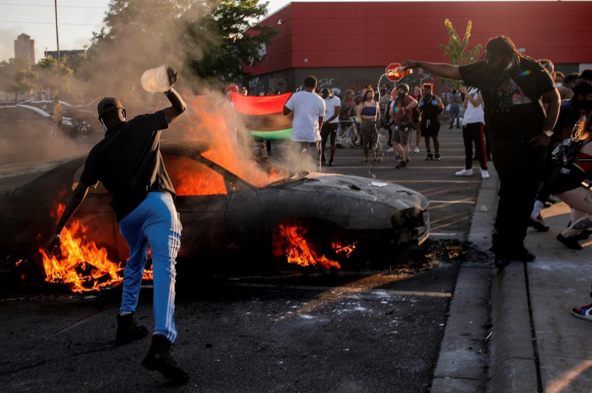 Incendian una comisaría de Minneapolis, REUTERS