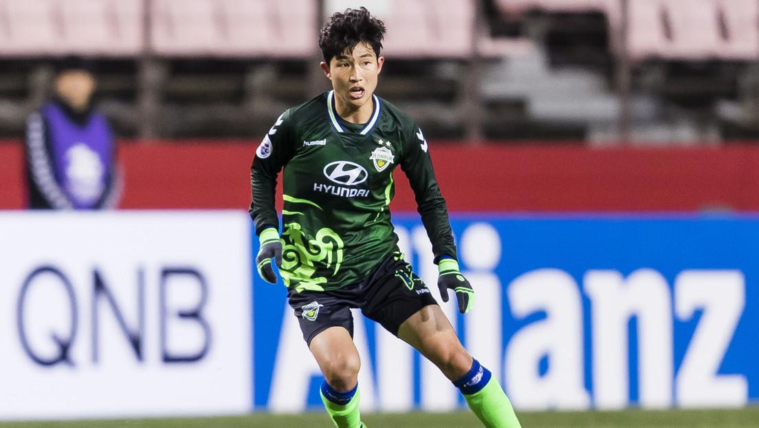 Lee Seung-gi, Futbolista coreano que marca gran gol en su liga