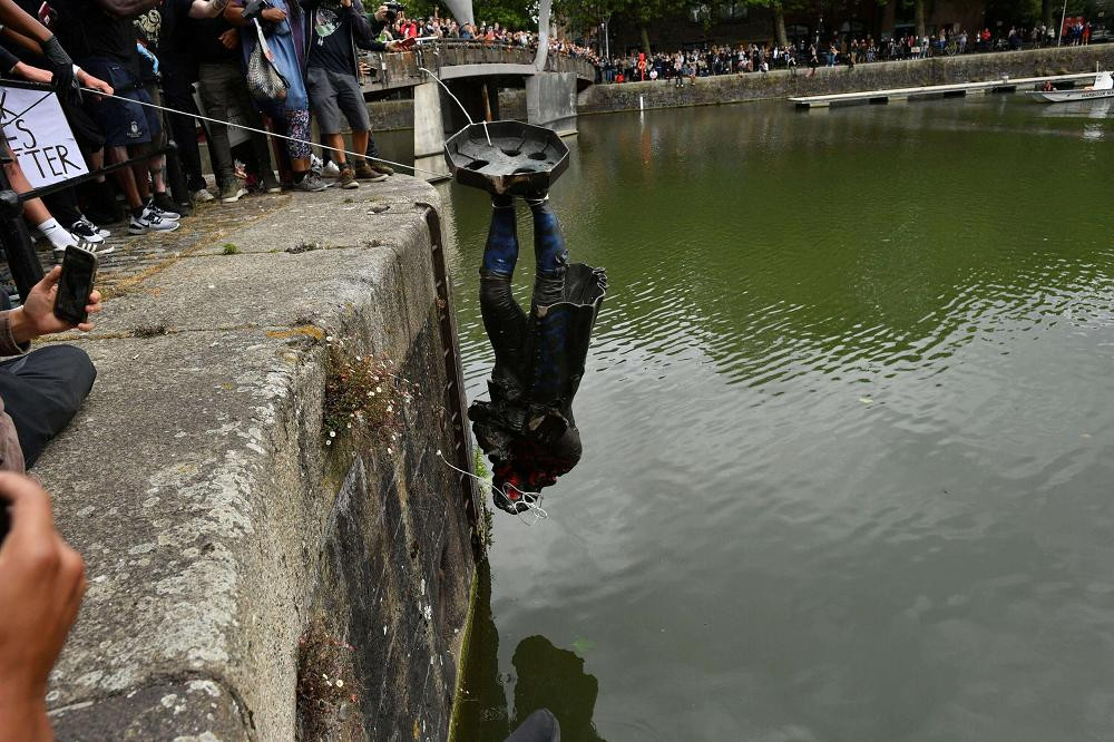 Manifestantes tiraron estatua al agua durante protestas contra racismo en Londres, protesta contra racismo, Reuters	