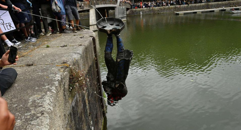 Manifestantes tiraron estatua al agua durante protestas contra racismo en Londres, protesta contra racismo, Reuters	