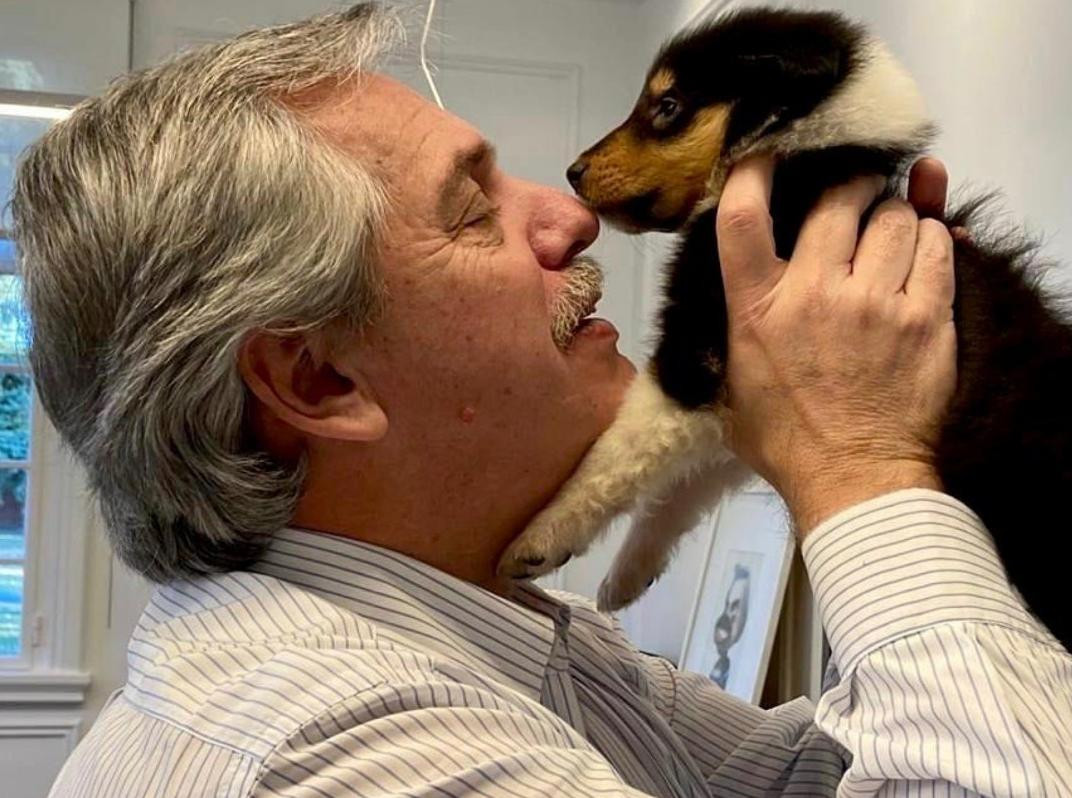 Alberto Fernández presentó a la nueva hija de su perro Dylan, NA
