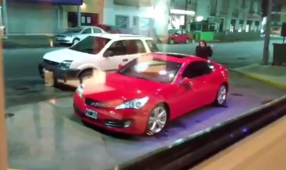 Ataque de una mujer al auto de alta gama de su ex pareja en Río Gallegos