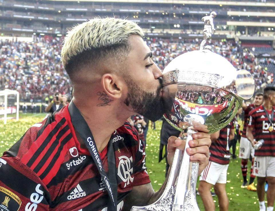 Gabriel Barbosa con la Copa Libertadores, AGENCIA NA