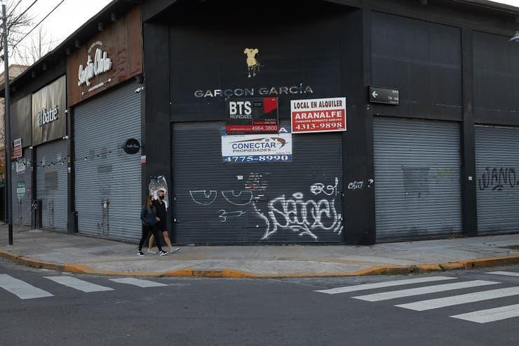 Negocios cerrados y en alquiler en la zona de Villa Crespo, cuarentena en Argentina