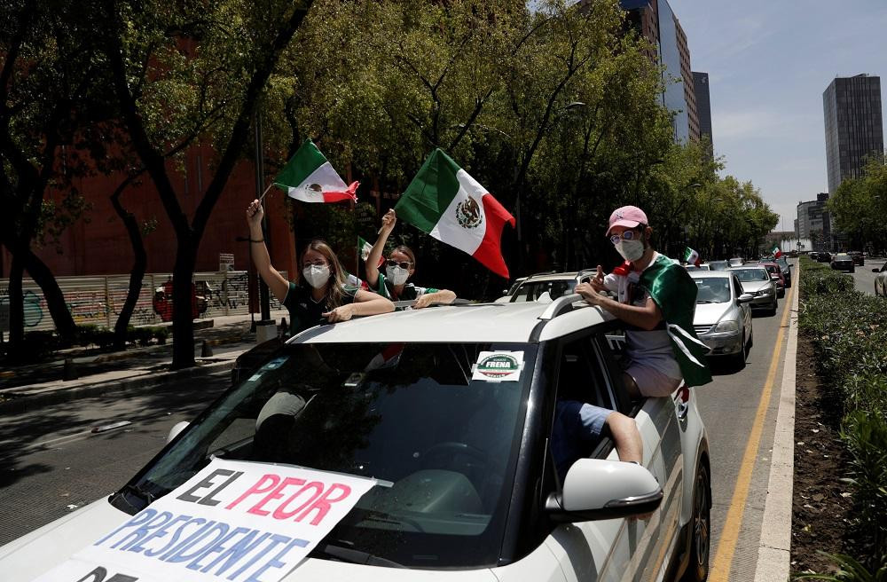 Coronavirus en México, exigen renuncia del presidente López Obrador con caravana de autos, Reuters	