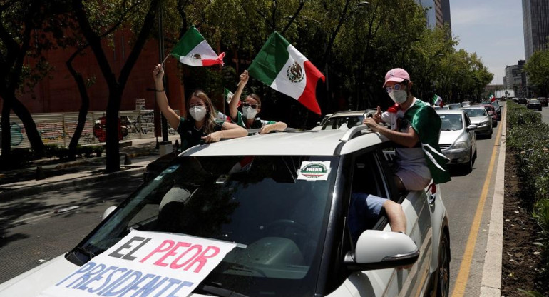 Coronavirus en México, exigen renuncia del presidente López Obrador con caravana de autos, Reuters	