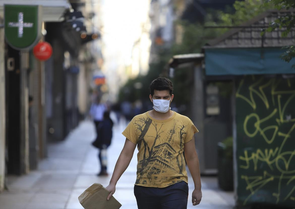 Coronavirus en Argentina, Catamarca, La Rioja y Jujuy con barbijos, gente caminando en la calle, NA