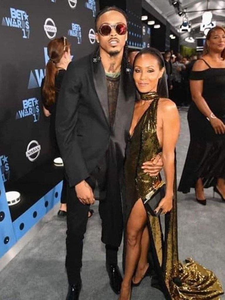 August Alsina con Jada Pinkett Smith en la gala de los BET Awards de 2017