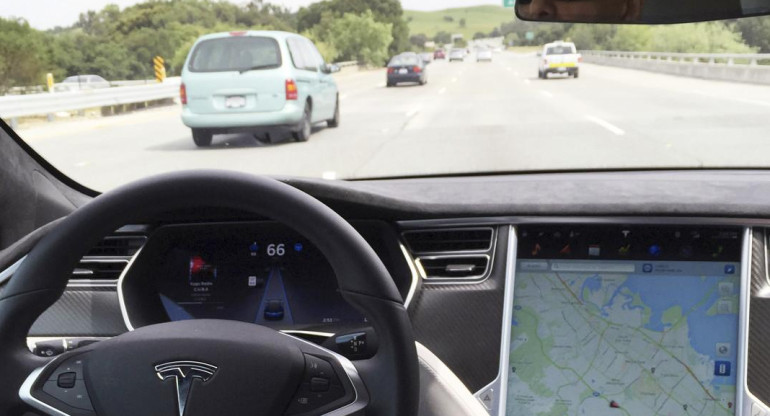 Tesla, conducción, piloto automático, Reuters