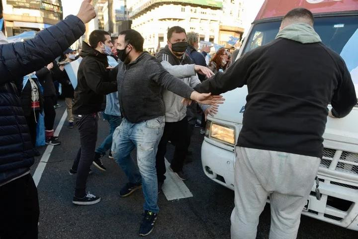 Agresión a móvil de periodistas de C5N en el banderazo del Obelisco contra el Gobierno	