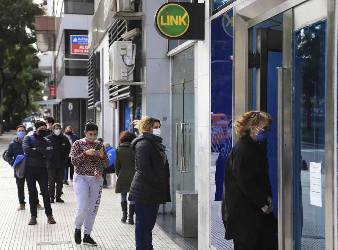 Coronavirus, Argentina, pandemia, cola en banco, NA