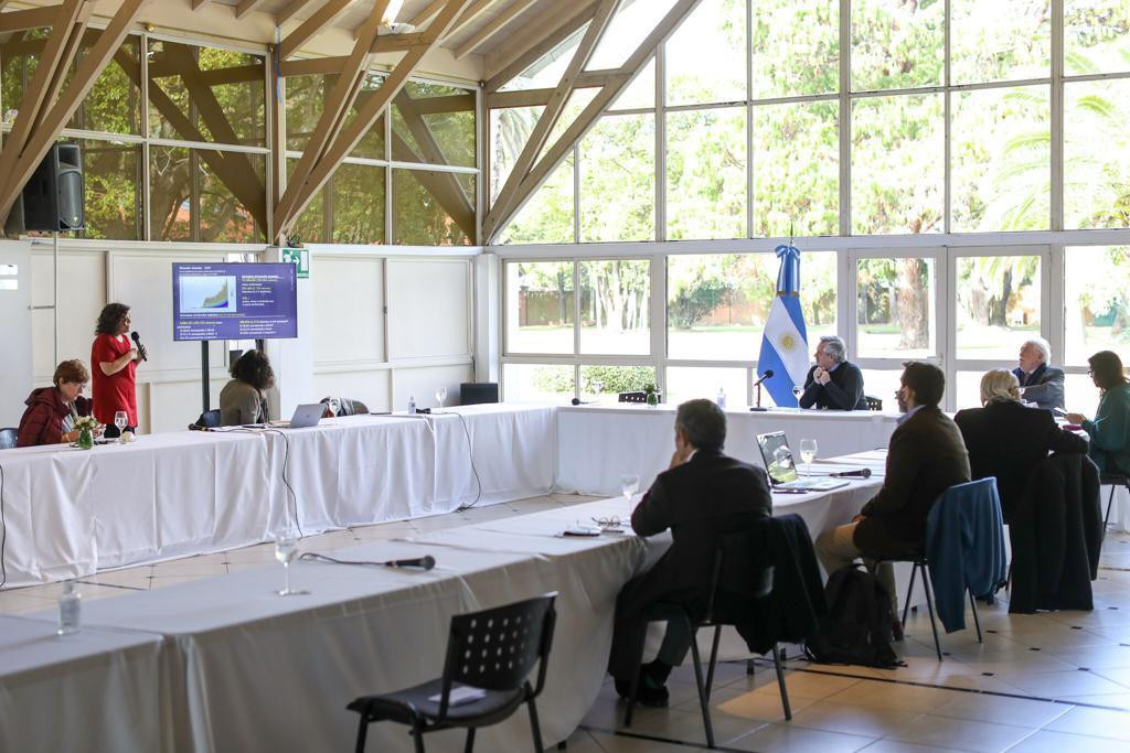 Alberto Fernández con comité de expertos, cuarentena, Agencia NA