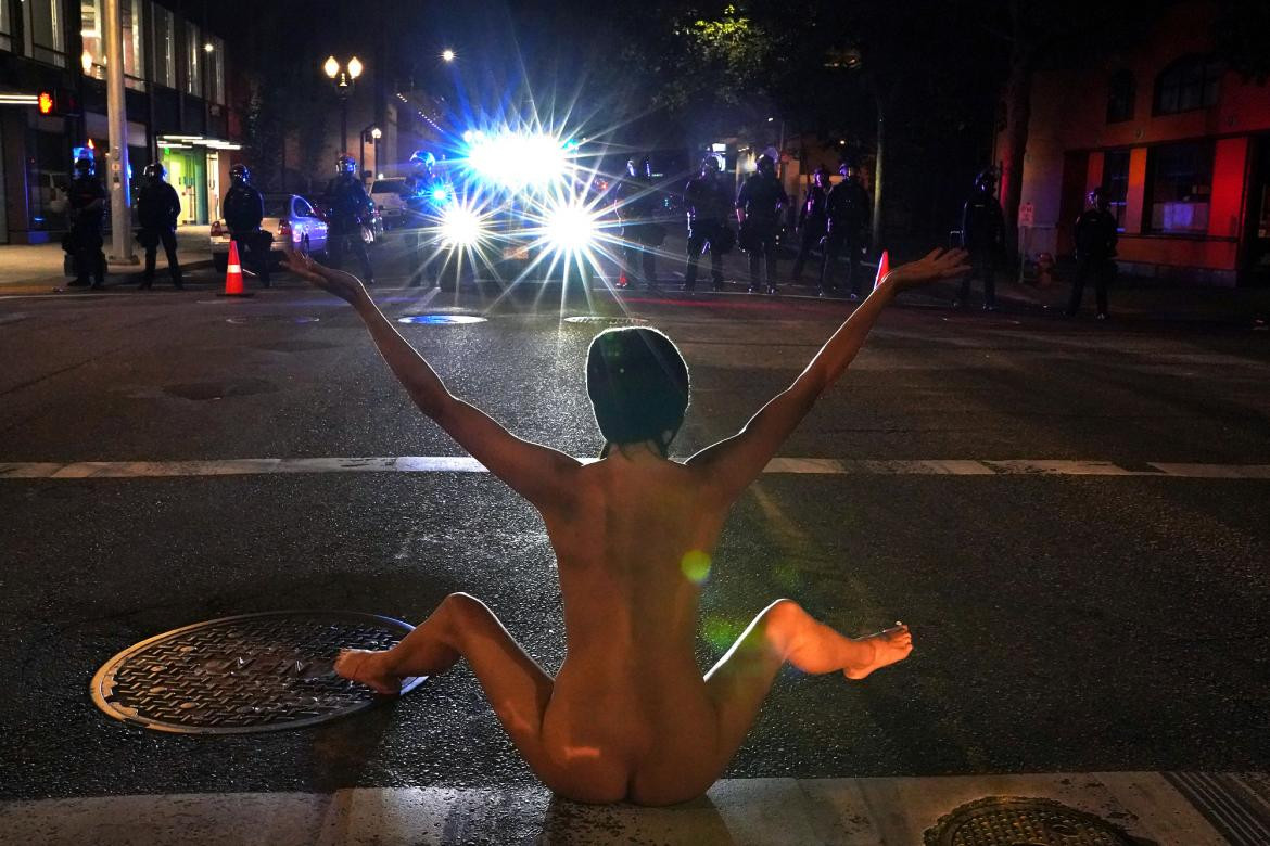 Manifestante desnuda se enfrenta a los agentes federales, Portland, REUTERS