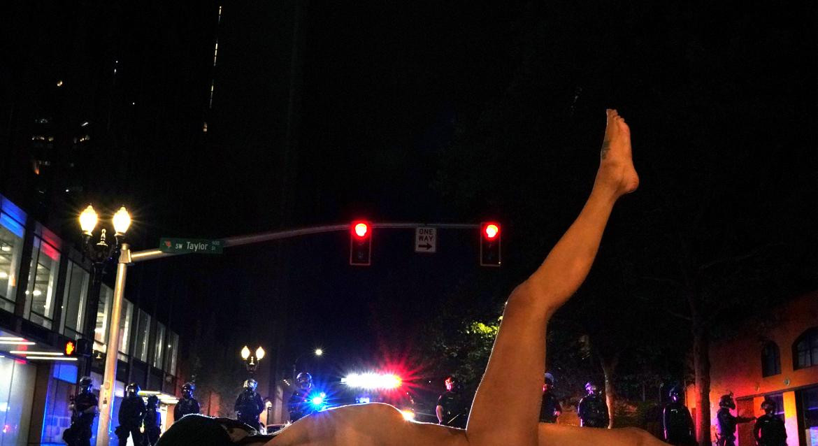 Manifestante desnuda se enfrenta a los agentes federales, Portland, REUTERS