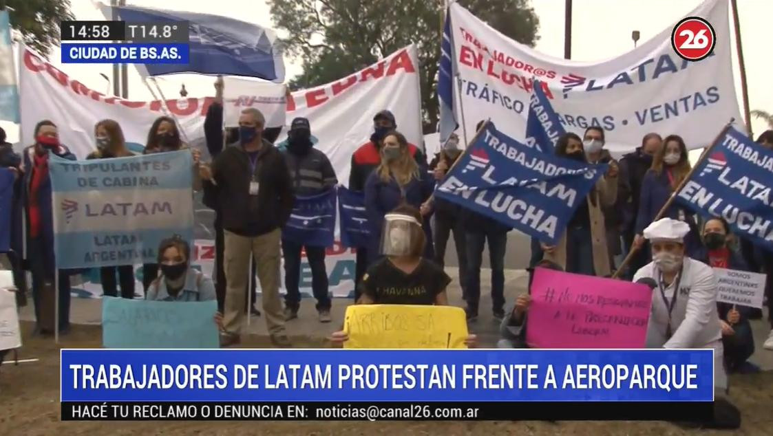 Protesta de trabajadores de LATAM frente a Aeroparque Jorge Newbery, Canal 26	