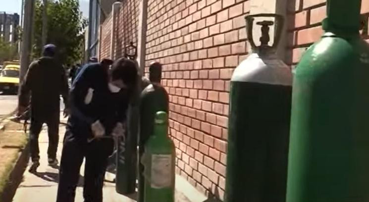 Arequipa, forman colas por más de 24 horas para comprar oxígeno medicinal, LATINA NOTICIAS