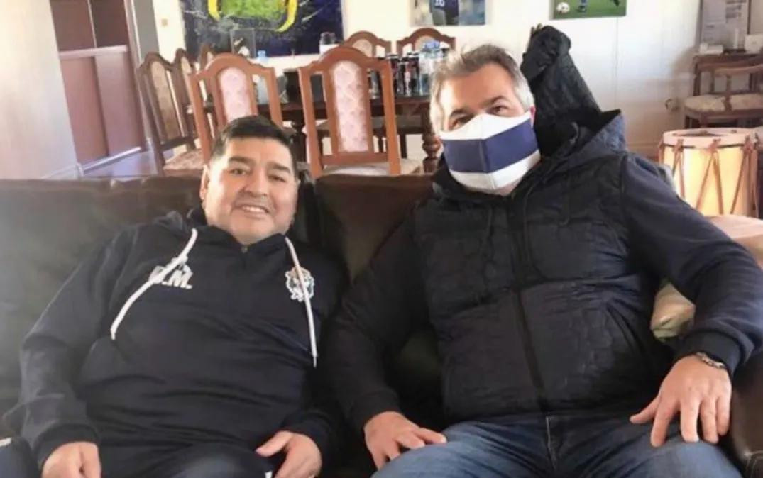 Diego Maradona junto a Alejandro Ferrer, vicepresidente de Gimnasia y Esgrima La Plata, NA