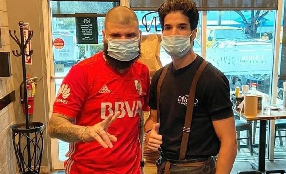 Farruko, el reggaetonero top que se mostró con la camiseta de River	