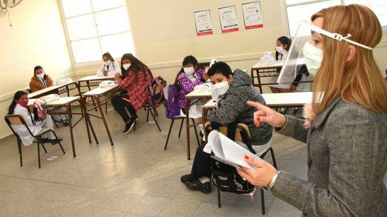 San Juan, 10.500 alumnos reiniciaron las clases presenciales con estrictos protocolos, tapabocas