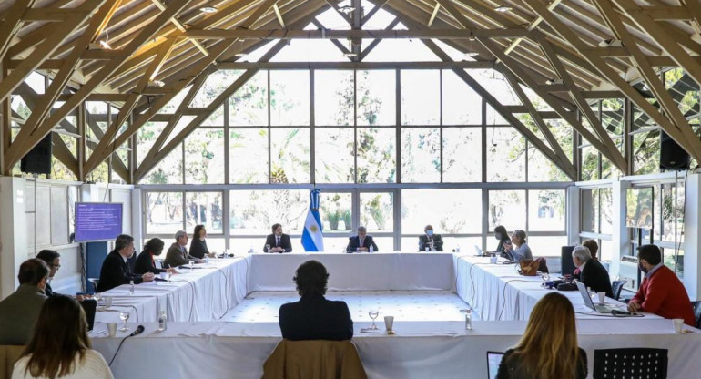 Alberto Fernández en la Quinta de Olivos, reunión con el comité de expertos, Agencia NA