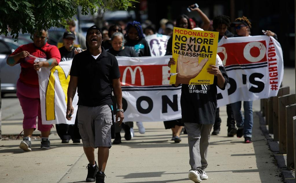 Trabajadores de McDonald’s protestan contra los casos de abuso sexual en la compañía, en Chicago en septiembre de 2018