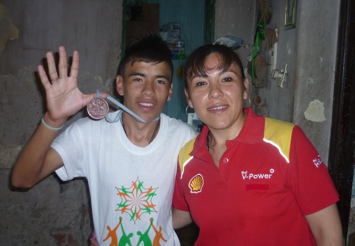 Facundo Astudillo Castro junto a su madre, Agencia NA