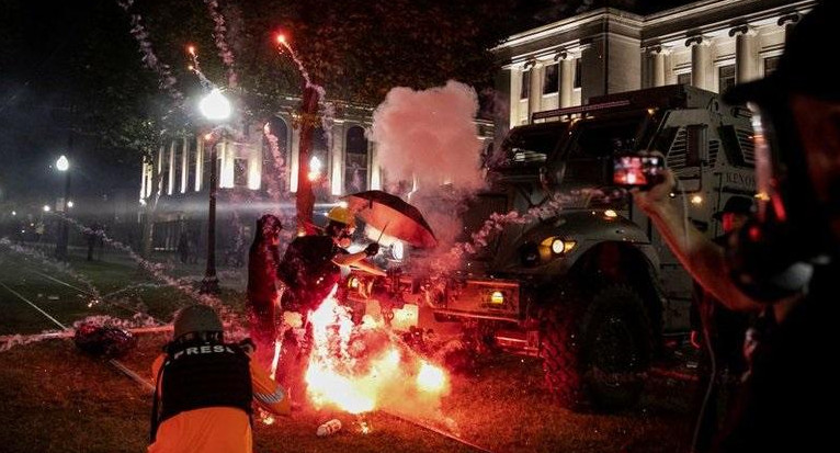 Un artefacto incendiario estalla frente a un vehículo policial en Kenosha, Wisconsin, REUTERS