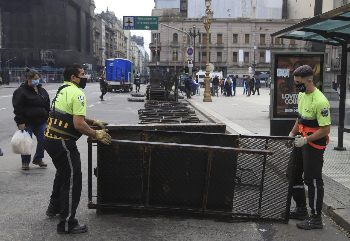 Empleados del gobierno porteño retiran las vallas que se habían instalado en el perímetro del Congreso, Agencia NA