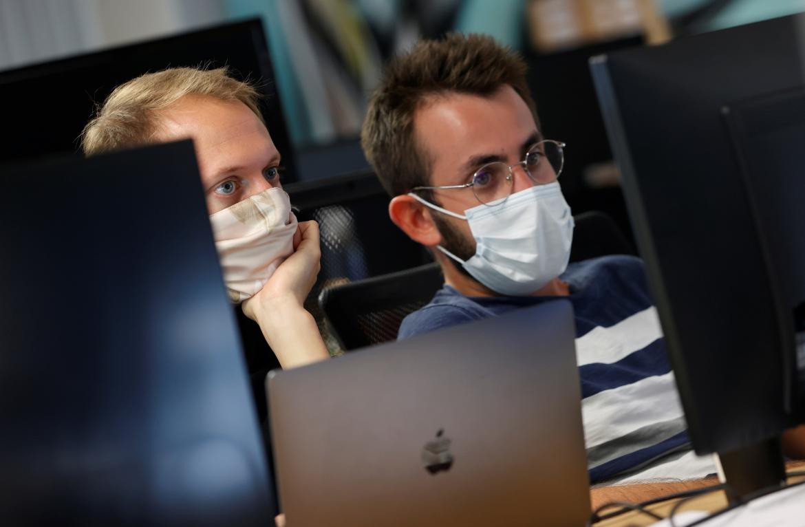 Coronavirus en Francia, mascarilla, tapaboca, oficina, REUTERS